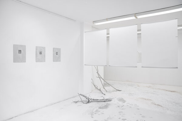 "It sifts from leaden sieves" von Jooyeon Shin
