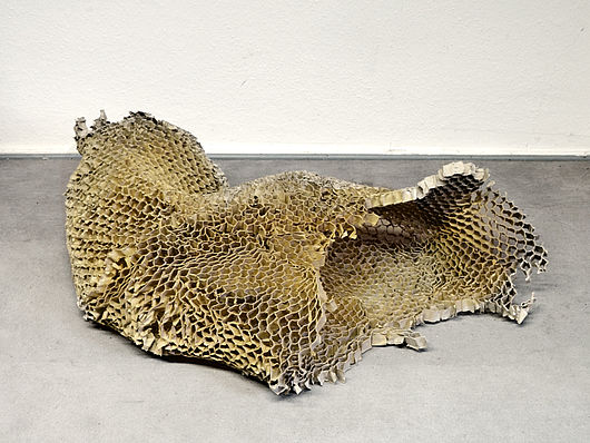 Hülle (Fragment), 2012, Kartonwaben, 120 x 60 x 35cm, (Foto: Sophia Venske)