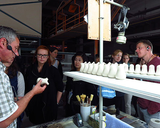 Herr Meinhardt führte durch das hochtechnologisierte Kahla Porzellanwerk, Foto: Giese