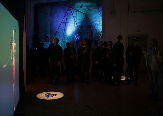 Impression aus der Ausstellung: im Hintergrund das Exponat „Swing“, im Vordergrund das Exponat „AnatomieSpiegel“ Fotograf: Alexander Dalbert