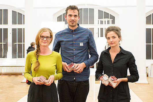 Die Preisträger des GiebichenStein Designpreis 2014: (v.l.n.r.) Antje Mönnig, Malte Westphalen und Carolin Schulze. Foto: Matthias Ritzmann. 