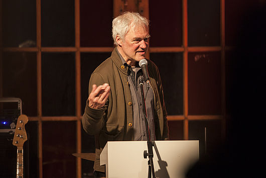 Prof. Thomas Rug, Professor für Grafik, sprach einführende Worte. Foto: Matthias Ritzmann