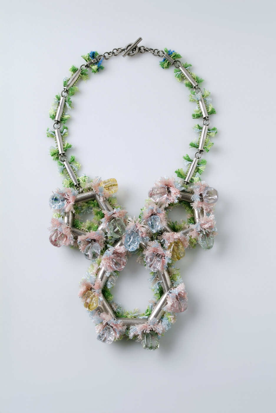 Halsschmuck. 2006, Silber, Seide, gefärbte Bergkristalle, 14 x14 x 2,5 cm. Foto: Udo W. Beier
