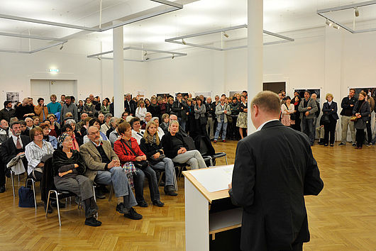 Zur Eröffnung der Ausstellung  in der gut besuchten Hochschulgalerie sprach  Prof. Axel Müller-Schöll, Rektor der Burg Giebichenstein Kunsthochschule Halle, Foto: Udo W. Beier