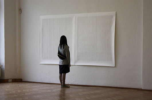 Luise von Rohden /  zwischen Klang und Zeichnung Ausstellungsansicht o.T., Tusche auf Papier, 160 × 300 cm, 2015