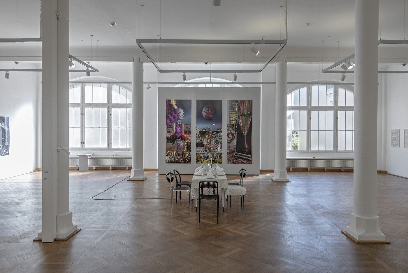 Raumansicht mit Arbeiten von David Kind und Hannah Eckinger