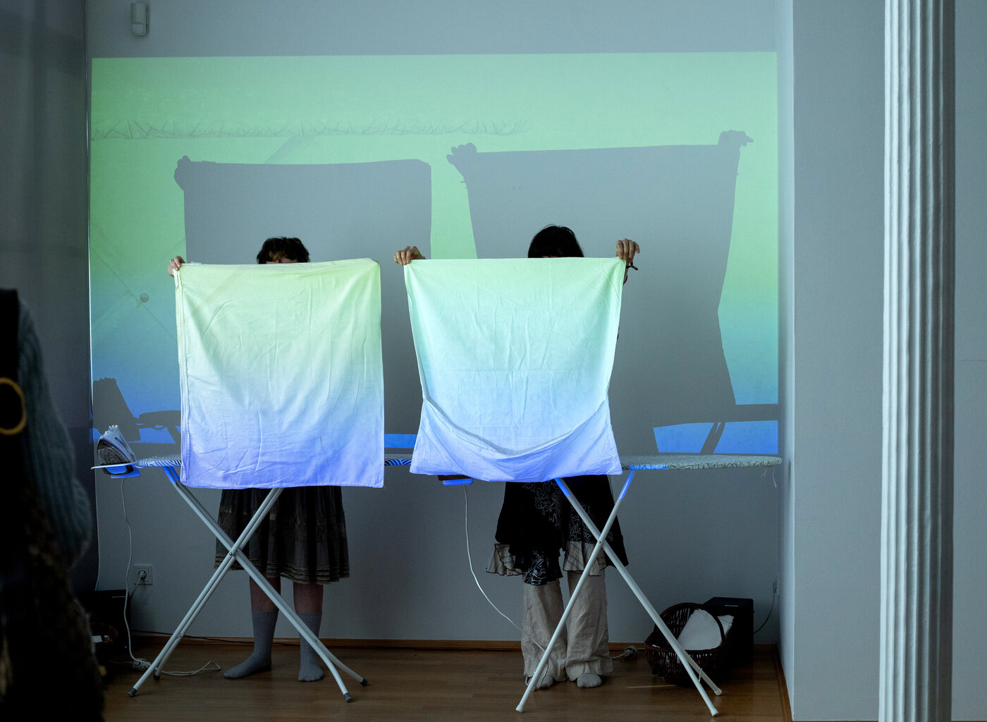 Eröffnung von "IRONY", eine Ausstellung in Kollaboration mit der Klasse von Tobias Hantmann in der Galerie ADA Meiningen, April 2025, Foto: Caroline Gerlach
