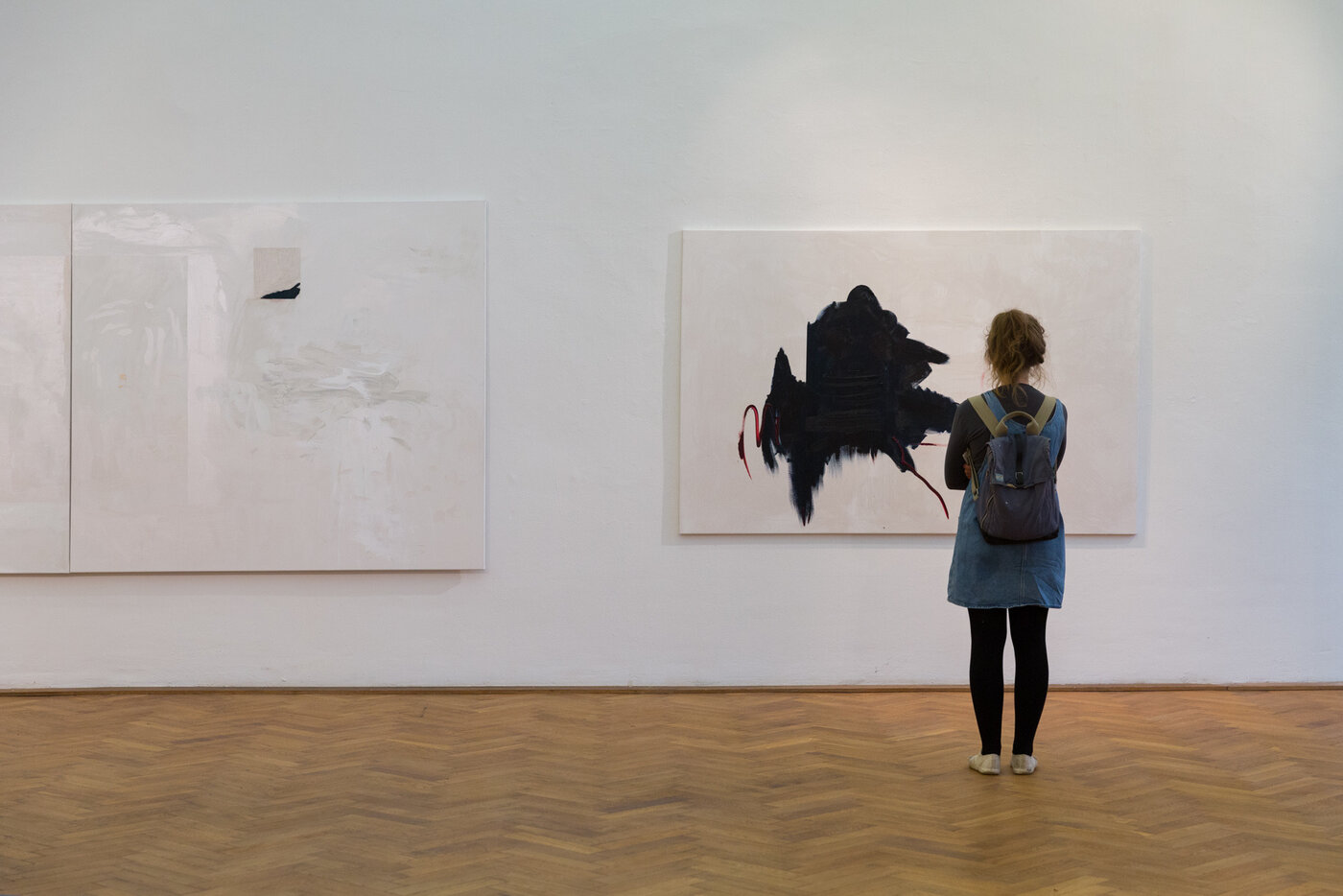 Ausstellungsansicht, im Hintergrund Arbeiten von Una H. Moehrke, Foto: Max Mendez