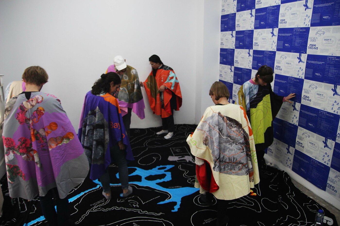 Teilnehmende des Workshops „A Polyvocal Hearing. Collective Exercise on Performative Design“ mit der Grafikdesignerin Tereza Ruller vom Designstudio The Rodina.