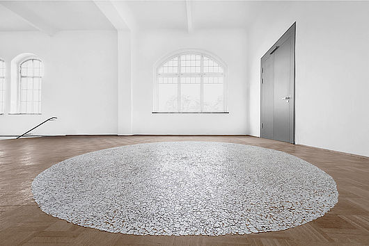 Elisabeth Decker, Der Kreis, 2014, Bodenarbeit 3m, kreisförmige Fläche aus zerbrochenen Eierschalen.