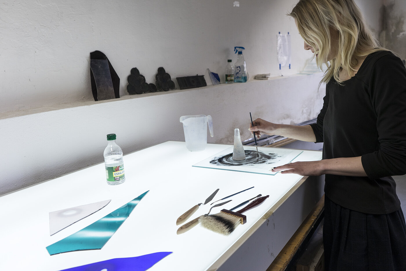 Anreiben von Schwarzlot für die Glasmalerei