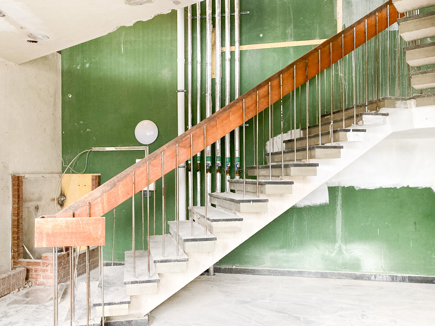 Treppe im unsanierten Bestand des Gebäudes