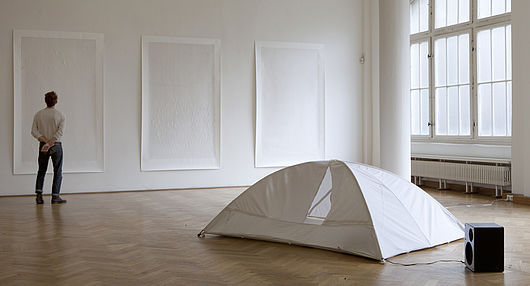 Luise von Rohden / Zwischen Klang und Zeichnung / Ausstellungsansicht / von links nach rechts: o.T., Tusche auf Papier, je 247 × 150 cm, 2015 /  Sound Zelt, Zelt, Kontaktmikrofone, Lautsprecher