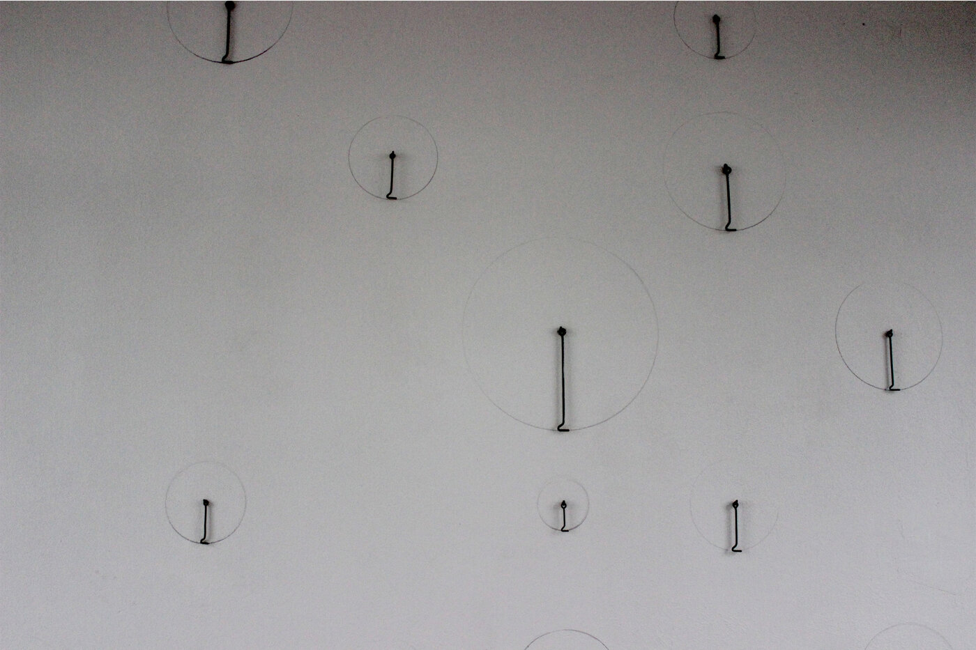 Elisabeth Decker, Die Sturmhaken (Detail), Wandarbeit, 35 Sturmhaken Stahl, verschiedene Längen, 6-30cm.