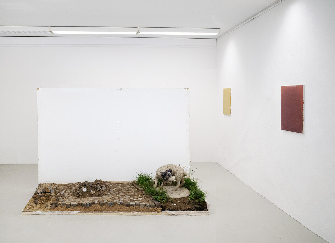 Installationsansicht Jahresausstellung 2024, Fachklasse Malerei/Glas, Installation: Jonas Heidle, Malerei: Florian Gröschl; Foto: Jooyeon Shin, 2024