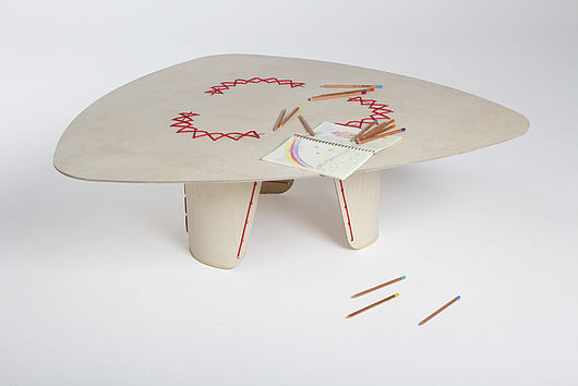 Tisch "Verstrickt & Zugenäht"; Henrike Geißler; 8. Semester