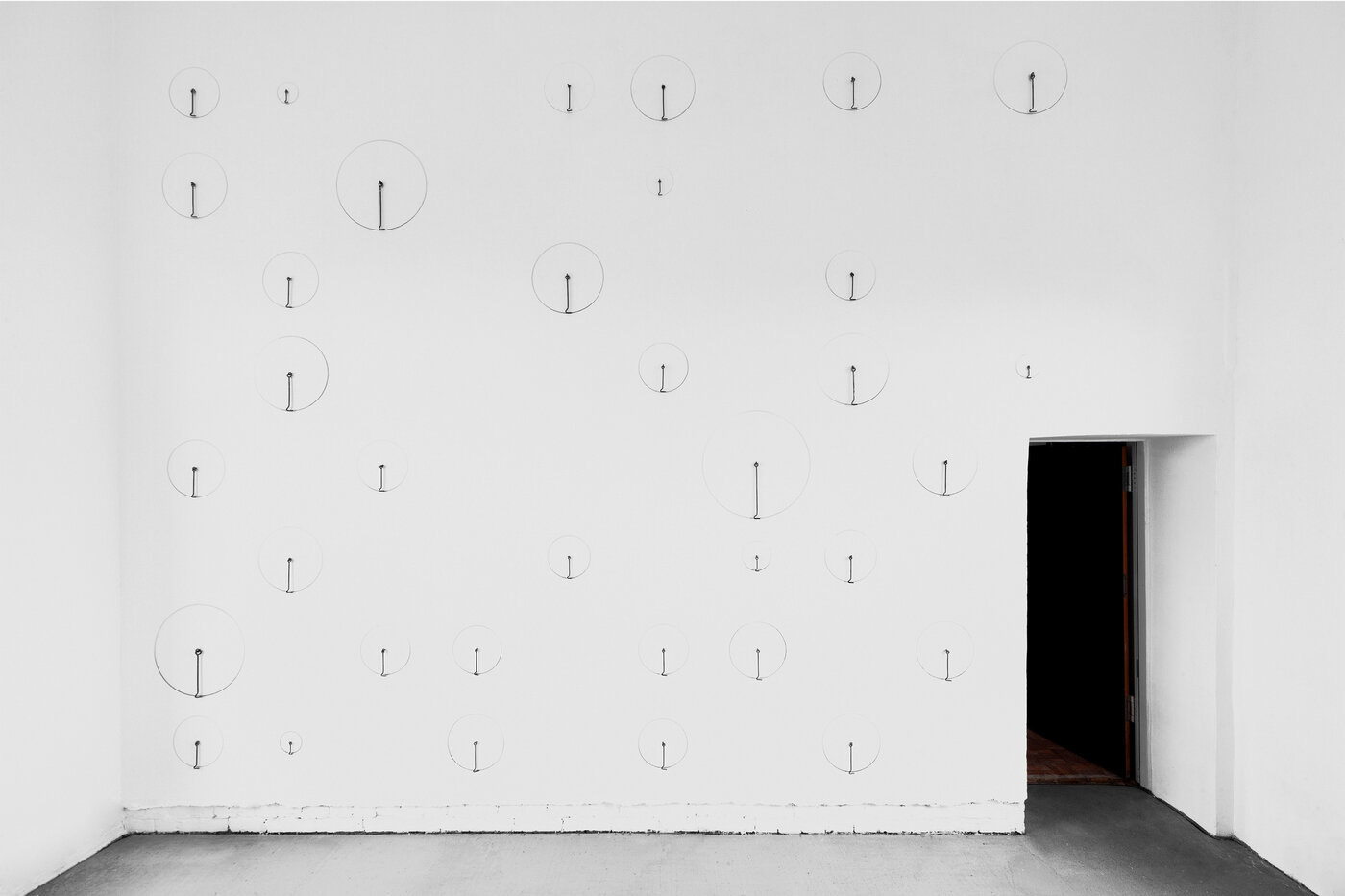 Elisabeth Decker, Die Sturmhaken Wandarbeit, 35 Sturmhaken Stahl, verschiedene Längen, 6-30cm.