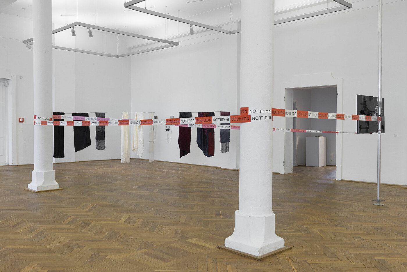 Im Vordergrund: von Lado Khartishvili / Bouillon Group "SPEZIALEINHEIT BOUILLON", im Hintergrund "I Tell You Something About Black, White and Blue" von Johanna Stella Rogalla; Foto: Etienne Dietzel
