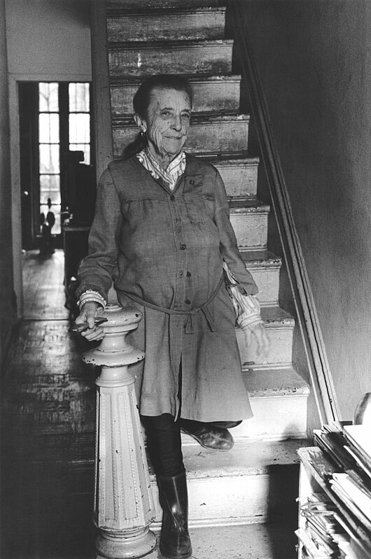 Louise Bourgeois in ihrem Haus in der West 20th Street in NYC, 1992. The Easton Foundation/VG Bild-Kunst, Bonn 2022, Foto: Claire Bourgeois