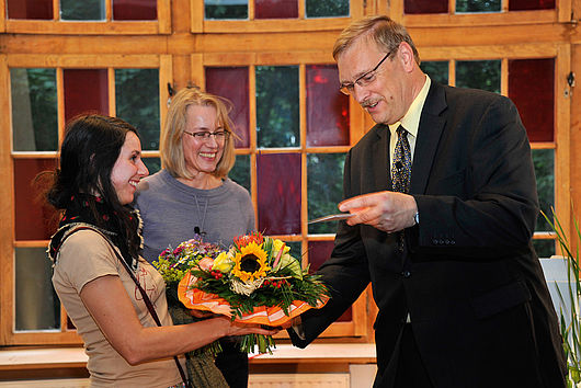 Jan-Hinrich Suhr, Mitglied des Vorstands der Stiftung und Prof. Dr. Nike Bätzner überreichen eine Anerkennung an Kathrin Endres, Foto: Udo W. Beier