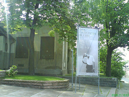 Außen-Banner zur Ausstellung „Das Geheimnis bleibt. Modefotograﬁe von Ute Mahler und Schülern“ vom 5. Mai bis 13. Juni 2011 in der Hochschulgalerie im Volkpark, Foto: Anne Schwalbe, Ostkreutschule Berlin