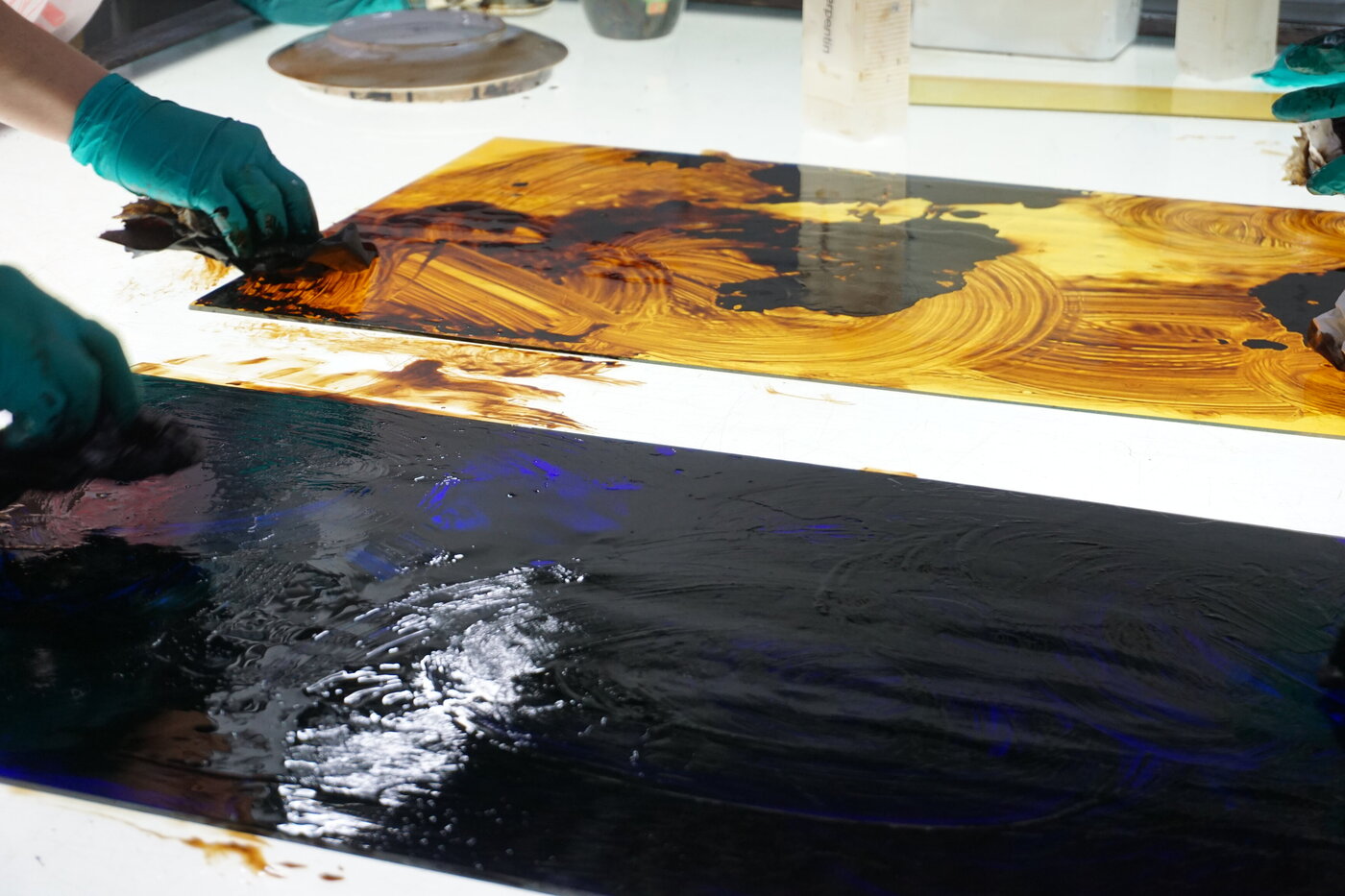 Nach der Ätzung in Echtantikglas; kollaboratives Glasmalereiprojekt, 2026; Studierende: Tamara Hildebrand, Jakob Höfig, Clara Rudolf, Jooyohn Shin, Vahdeta Tahirovic, Ines Wassermann; Projektbegleitung: Prof. Natalię Häusler, Katharina Marszewski, Felicitas Fäßler