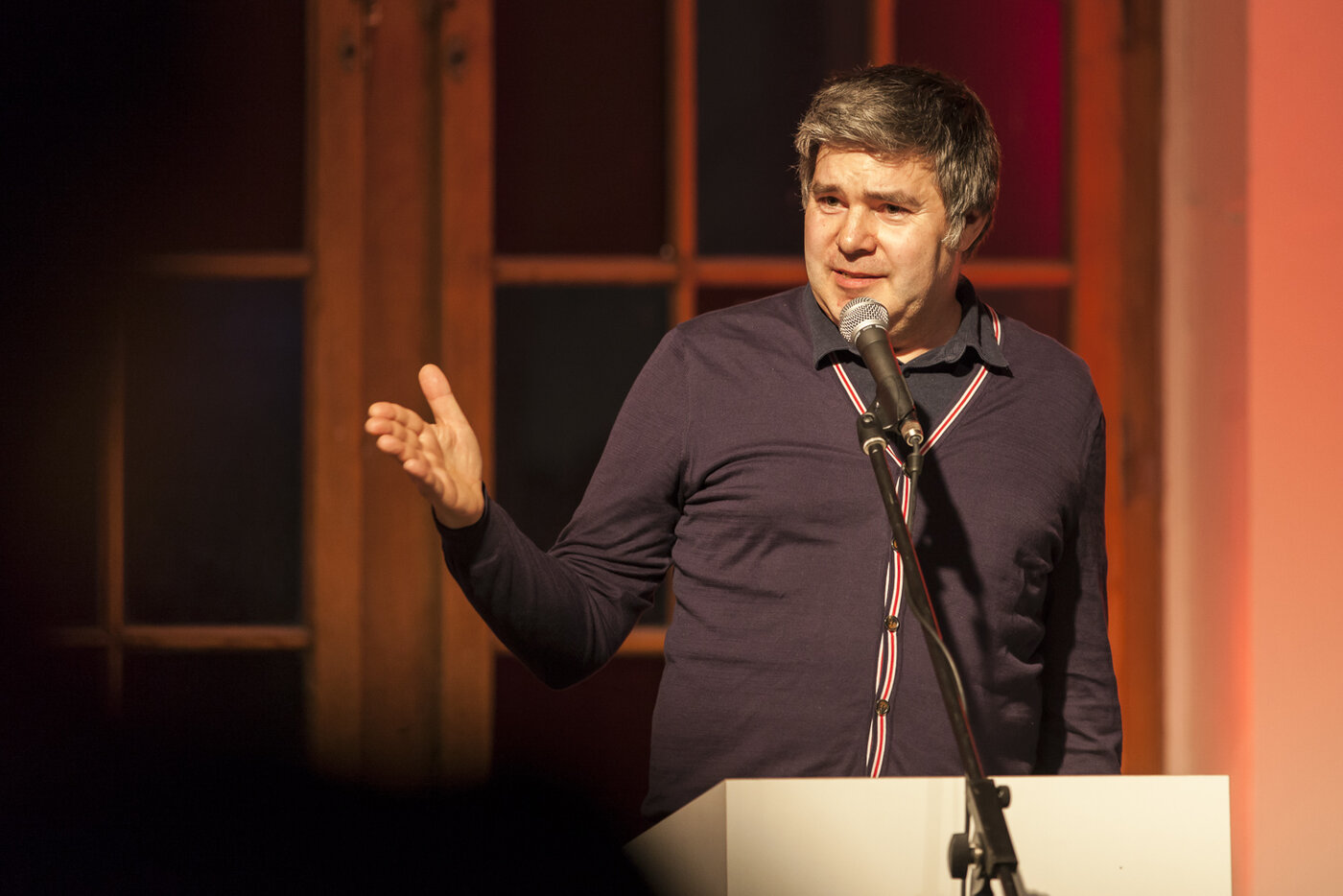 Grußworte in Rap-Form sprach Prof. Georg Barber, Professor für Kommunikationsdesign/Illustration. Foto: Matthias Ritzmann