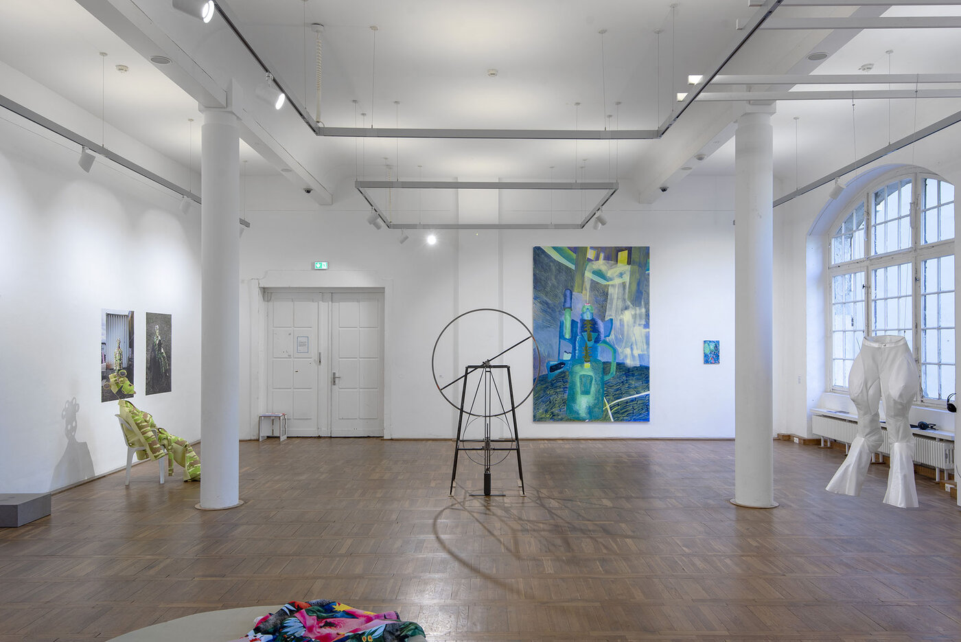 Raumansicht mit Arbeiten von Ruth Pietschmann, Johann Kogge, Louisa Pieper und Annika Kausch mit Wiebke Lendewig