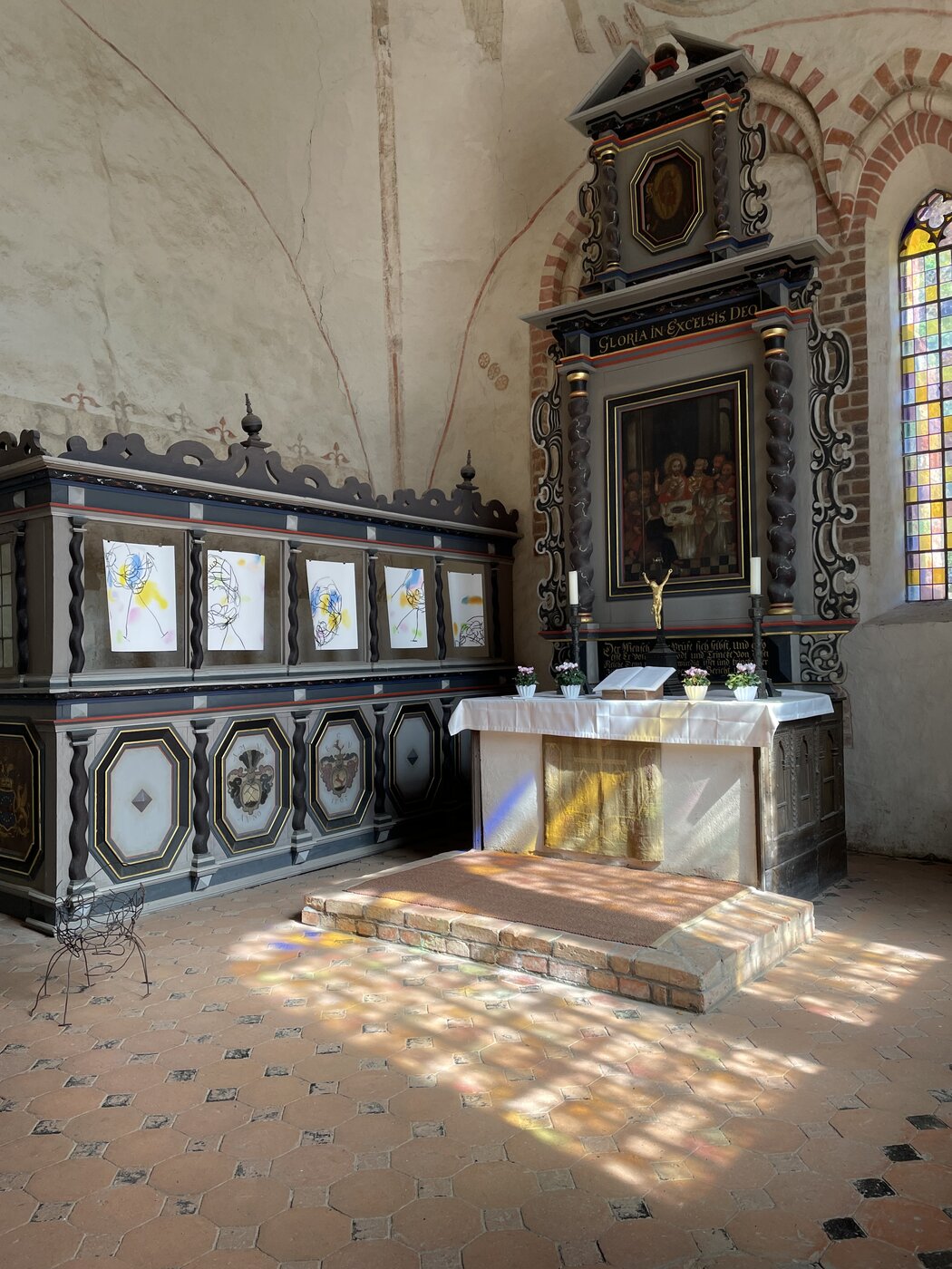 Dorfkirche Groß Gievitz, Installationsansicht der Arbeit von Luise von Cossart, Foto: Nike Bätzner