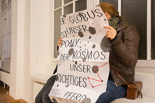 Faltplakat zur Ausstellung "Der Globus ist unser Pony. Der Kosmos unser richtiges Pferd."; Foto: Matthias Ritzmann.
