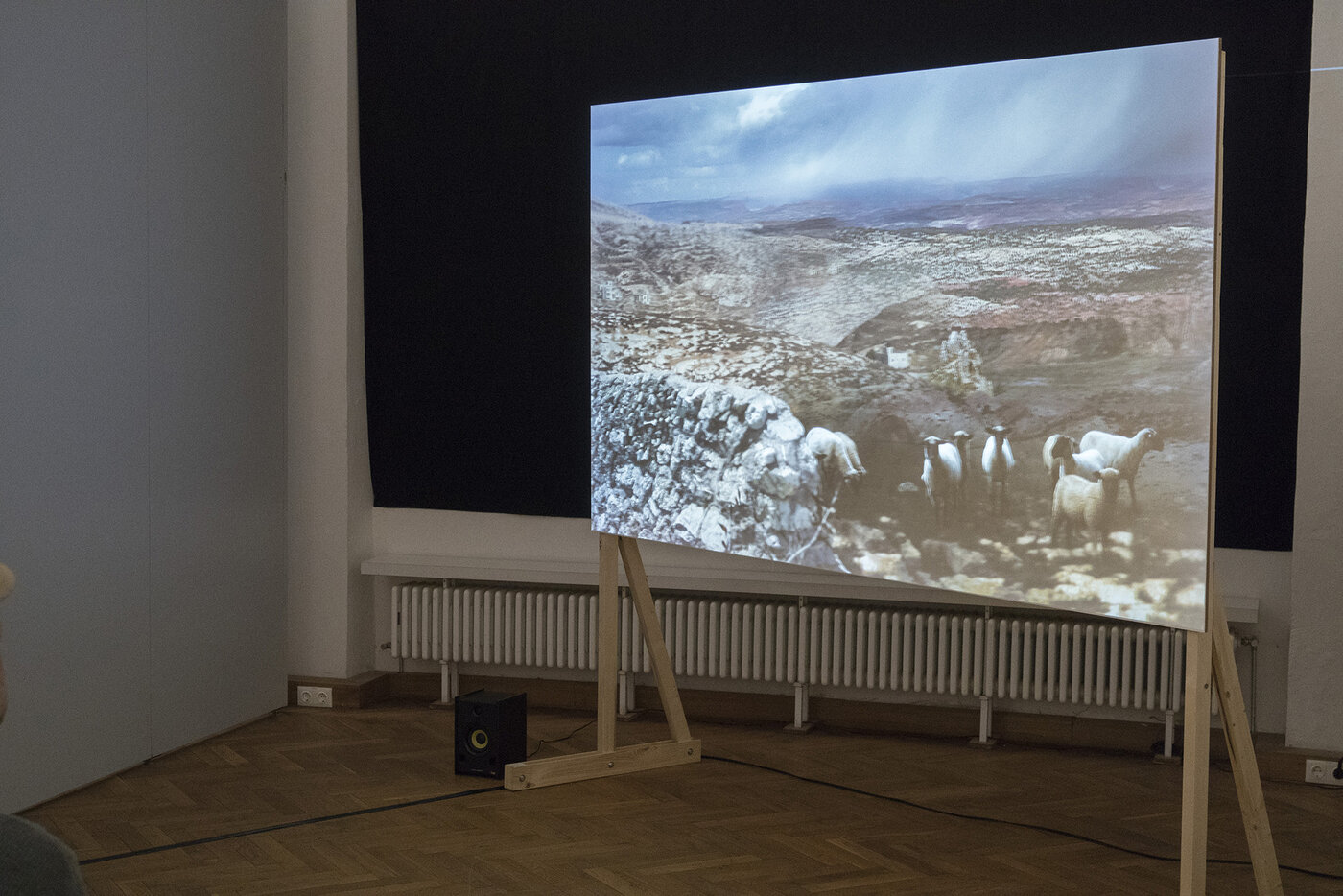 Ausstellungsansicht auf eine Arbeit von Ulu Braun, Foto: Etienne Dietzel