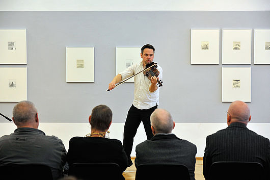 Zur Ausstellungseröffnung am 6. April 2011 spielte der Violonist Wolfgang Singer, Foto: Udo W. Beier