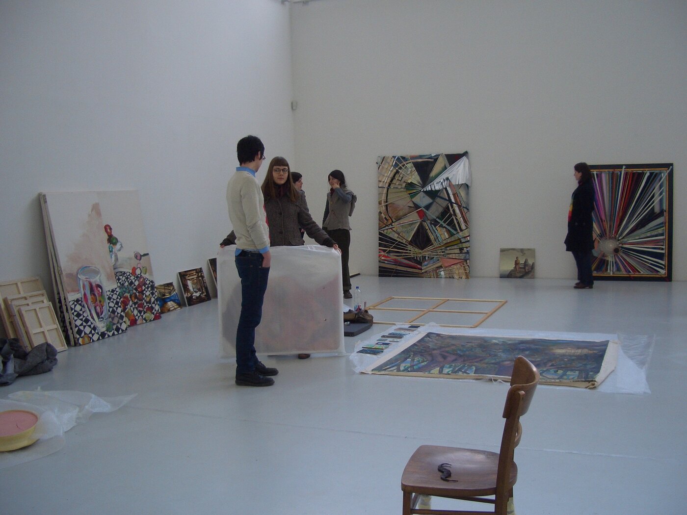 Aufbau der Auswahlausstellung des Cusanuswerks am Morat-Institut Freiburg 2009, Foto: Cusanuswerk