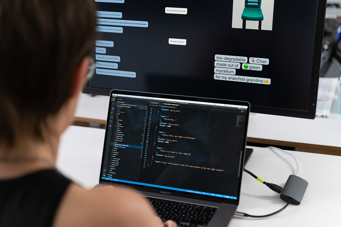 Eine Person vor zwei Computerbildschirmen die mit KI Systemen interagiert - Foto jana Luck