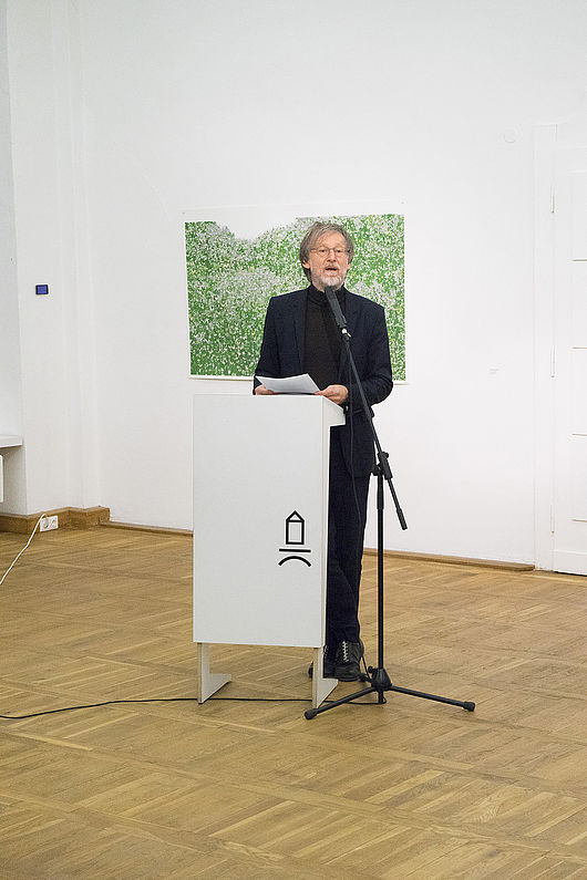 Eröffnung mit Rektor Dieter Hofmann, im Hintergrund eine Arbeit von Benjamin Klisch, Foto: Etienne Dietzel