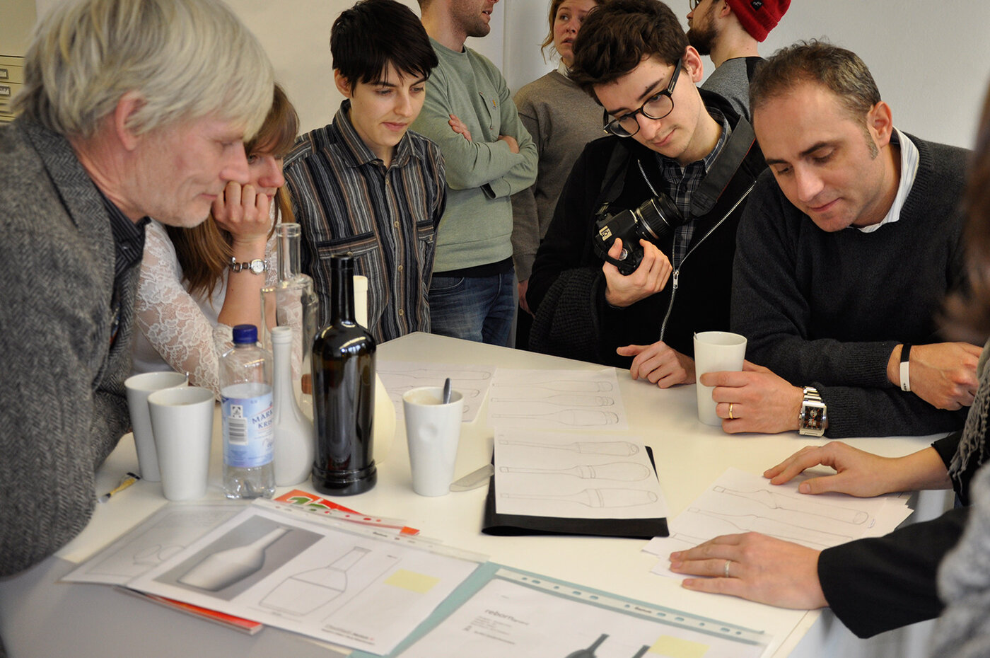 Anfang März präsentierten die Projektteilnehmer im Rahmen einer Zwischenpräsentation hier in Halle alle bisherigen Flaschenentwürfe einer Delegation der Bruni Glass Company, darunter Rossana del Bon (Bruni Marketing), Mario Biffi (Bruni Design) und Al