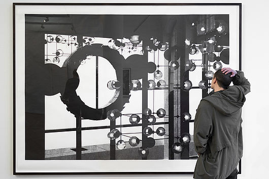 Ausstellungsansicht auf einen Linolschnitt von Claas Gutsche, Foto: Etienne Dietzel