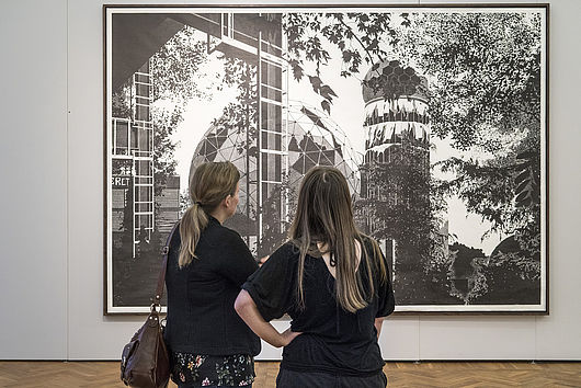 Ausstellungssituation, im Hintergrund ein Linolschnitt von Claas Gutsche, Foto: Etienne Dietzel