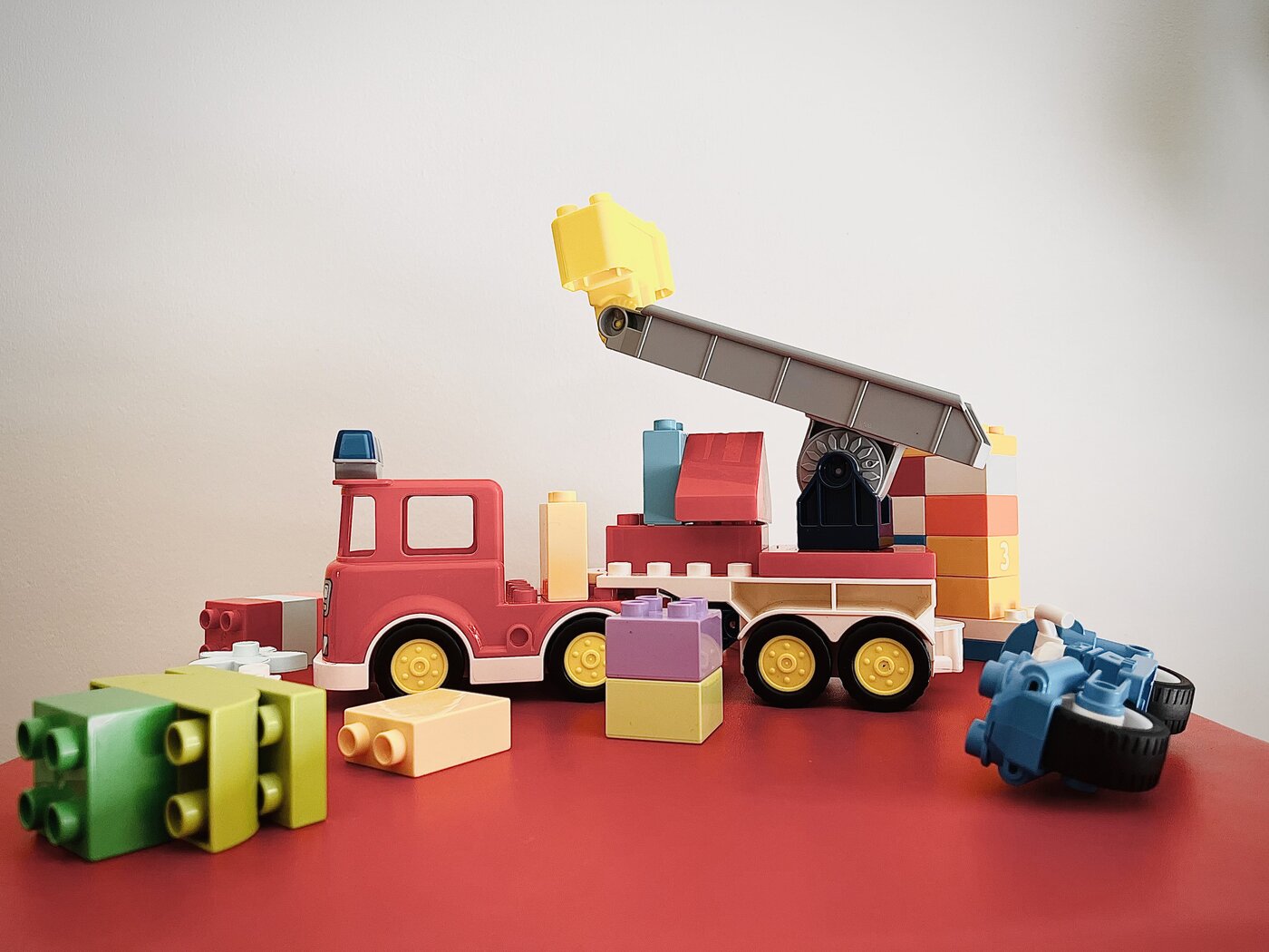 Verschiedene Lego-Bausteine, darunter ein Feuerwehrauto.