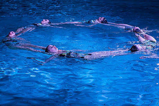 Wasserperformance mit Synchronschwimmerinnen. Foto: Matthias Ritzmann