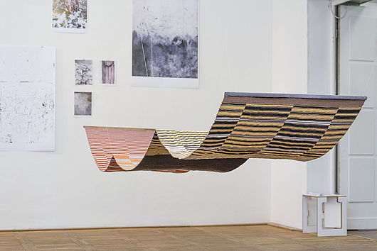 Im Vordergrund Bassel Abdulwahabs Textil, im Hintergrund ein Ausschnitt von Christoph Liedtkes Arbeit; Foto: Etienne Dietzel