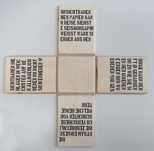 Anne Deuter, Buchobjekt „Vierseitig“, Schablonendruck auf Holz, 2011