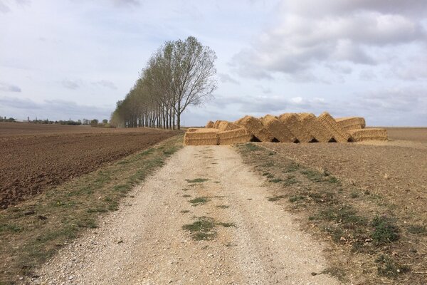 Feldweg der mit Strohballen versperrt ist