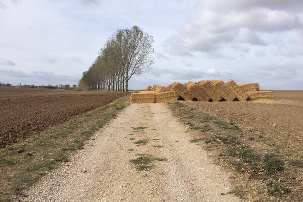 Feldweg der mit Strohballen versperrt ist
