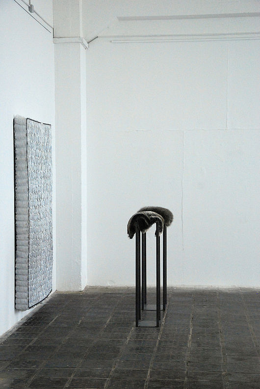 Nora Läkamp, "Ruhen lassen" 2x Fellkissen und Stecknadeln (40 x 48 cm) Matratzenkern (140 x 200 cm)