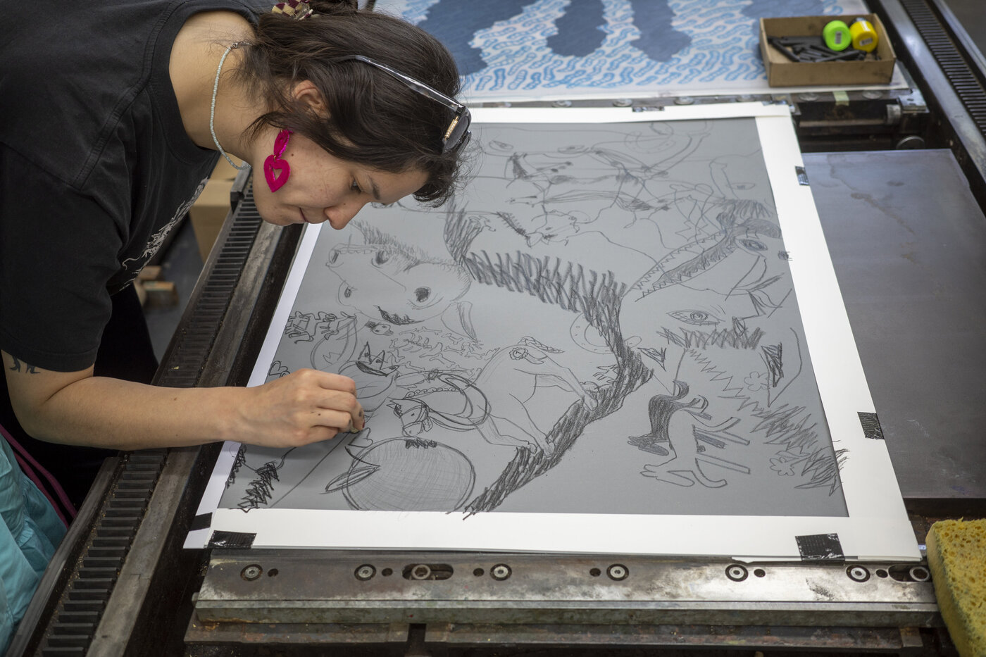 Herstellung des Poster für "Dreamworld", Juli 2025, eine Soundinstallation der Grafiikklasse im Museum für Haustierkunde im Rahmen der Langen Nacht der Wissenschaften. Foto: Friederike von Hellermann