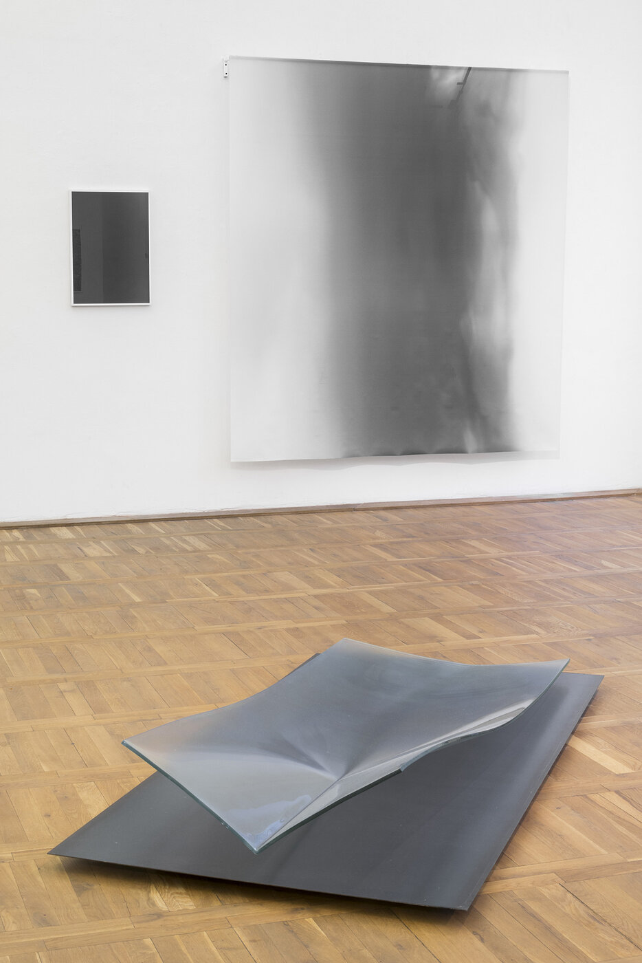 Im Vordergrund eine Arbeit von Mareike Pia Braun, im Hintergrund ist eine Arbeit von Jakob Schreiter zu sehen. Foto: Etienne Dietzel
