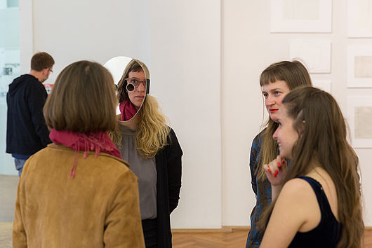 "mimen" von Anna Lena Fuchs in einer Ausstellungssituation, Foto: Max Mendez