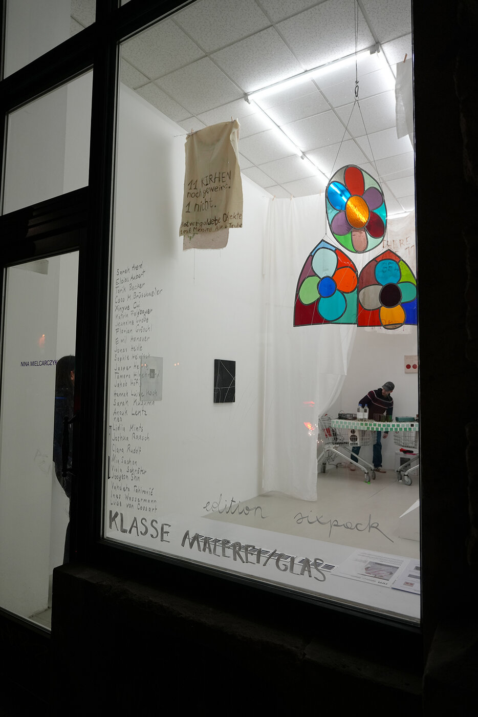 Klassenausstellung in der Galerie Nina Mielcarczyk, Leipzig, Edition Sixpack, Dezember 2025