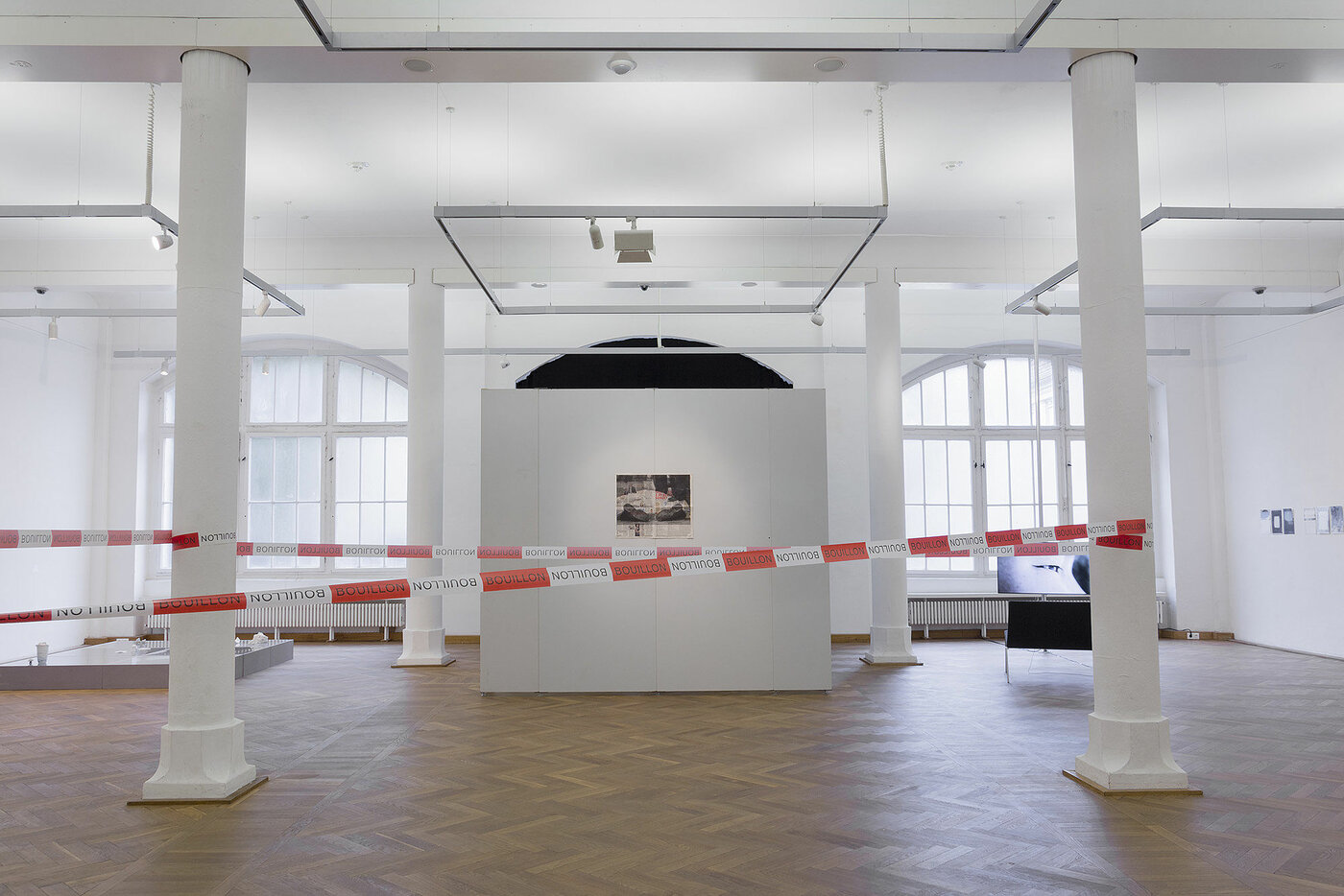 Im Mittelgrund ist die Arbeit "No Headline for the 19th of January" von Ece Gener zu sehen; Foto: Etienne Dietzel